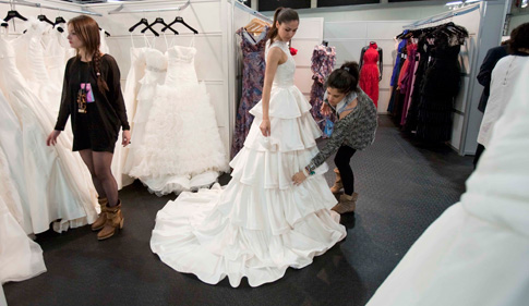 Una modelo probándose un traje de novia en Madrid Novias 2010