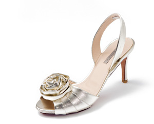 Sandalias de novia con una flor de Uterqüe