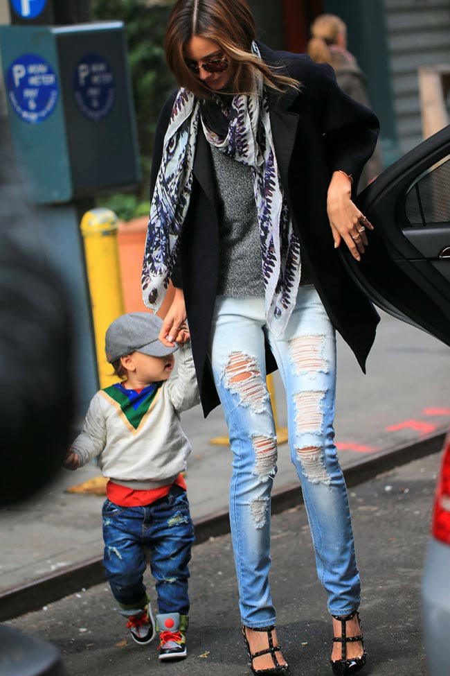 Mirada Kerr con uos vaqueros de Mango en Nueva York con su hijo.
