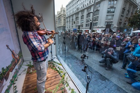 Ara Malikian da un concierto en un escaparate de Cortefiel en Madrid