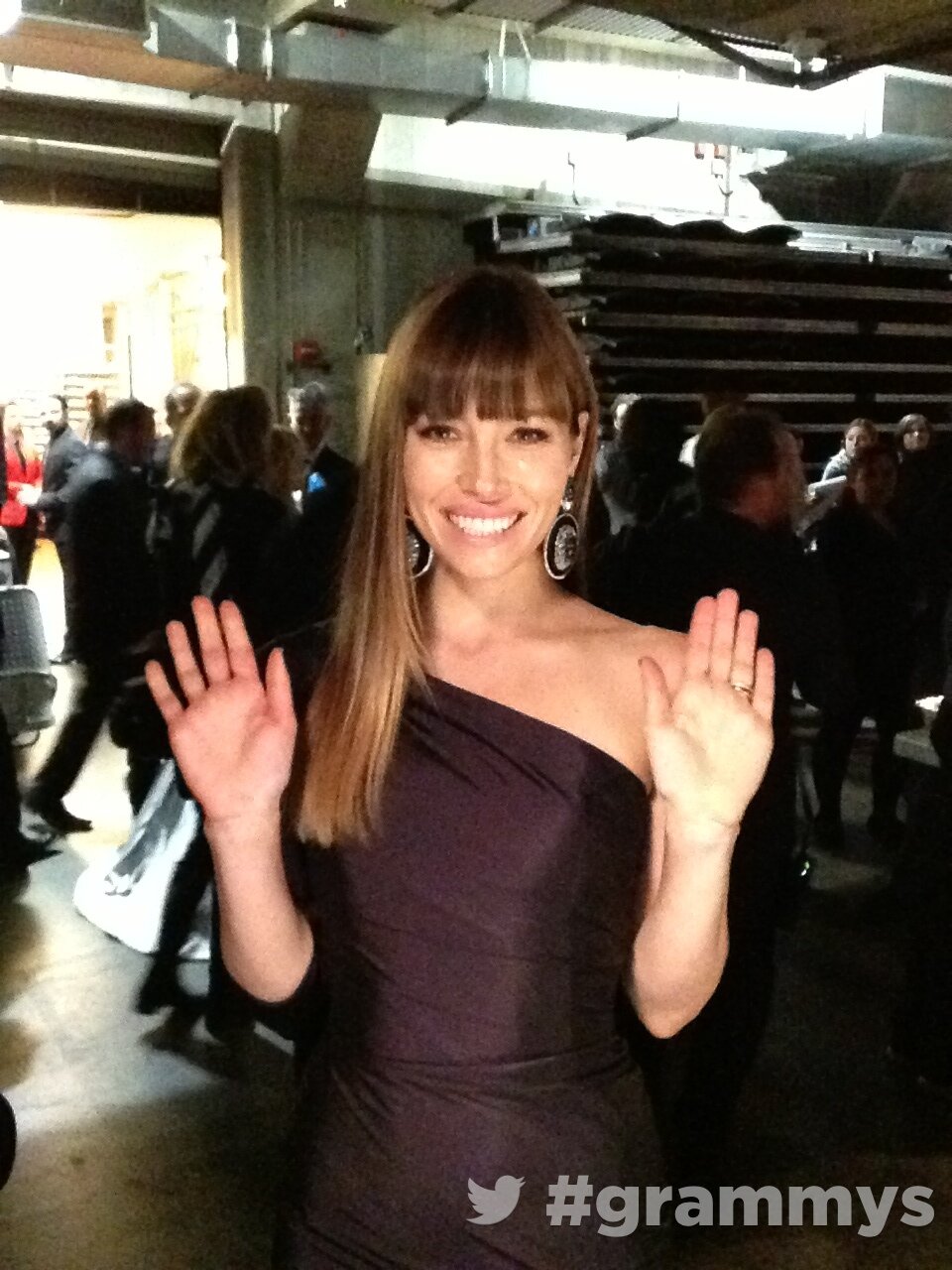 Jessica Biel con un vestido negro asimétrico en los Grammy 2013