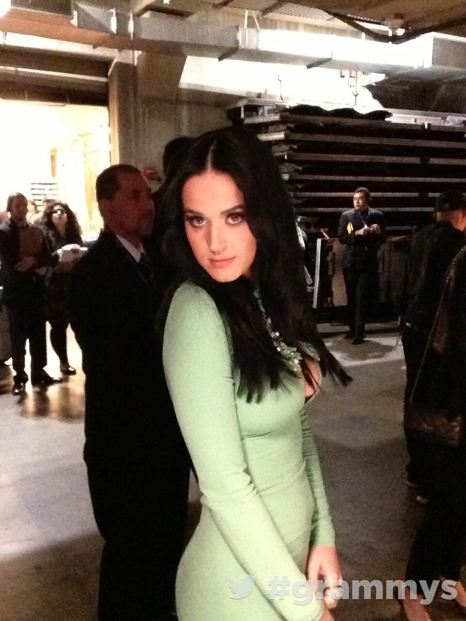 Katy Perry con un vestido azul con un impresionante escote con los Grammy