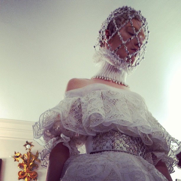 Alexander McQueen presenta en París su colección Otoño Invierno 2013