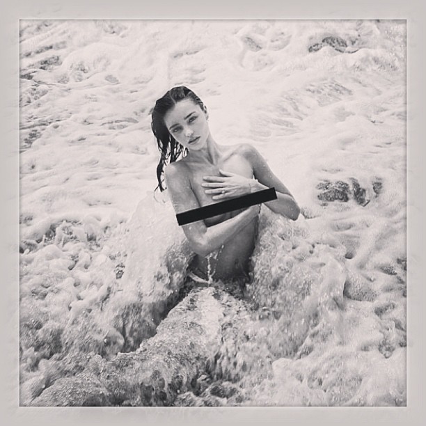 Miranda Kerr revoluciona Twitter con una foto en topless