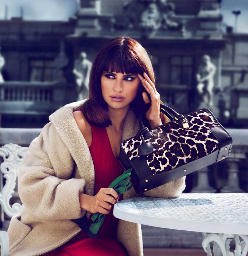 Penélope Cruz y su hermana Cruz diseñan un bolso para Loewe