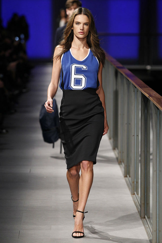 Alessandra Ambrosio abrió y cerró el desfile de Mango