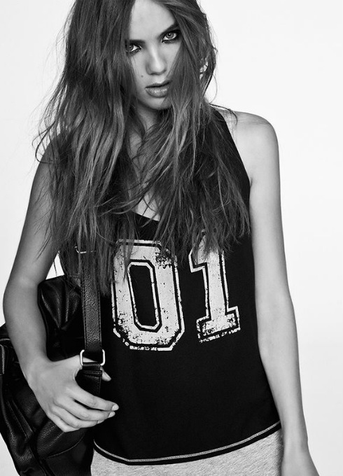 camisetas de moda en Stradivarius por menos de 6€ en las rebajas de invierno