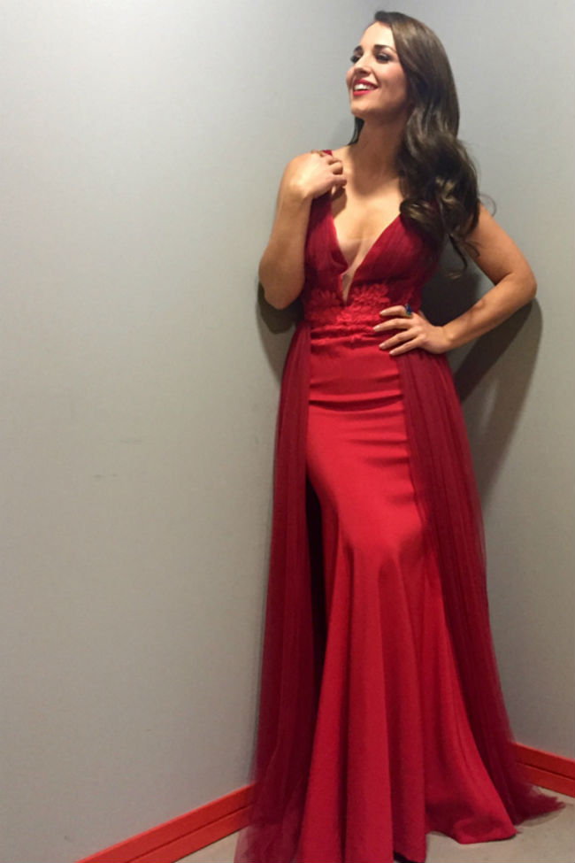 Paula Echevarría acude la gala del 25 aniversario Antena 3 con un maravilloso vestido rojo - Modalia.es