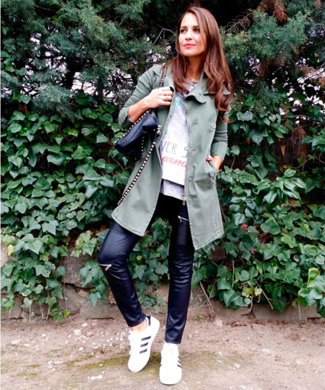 Paula Echevarría, trench y Adidas Superstar en un look sporty-chic para su blog de la revista ELLE - Modalia.es
