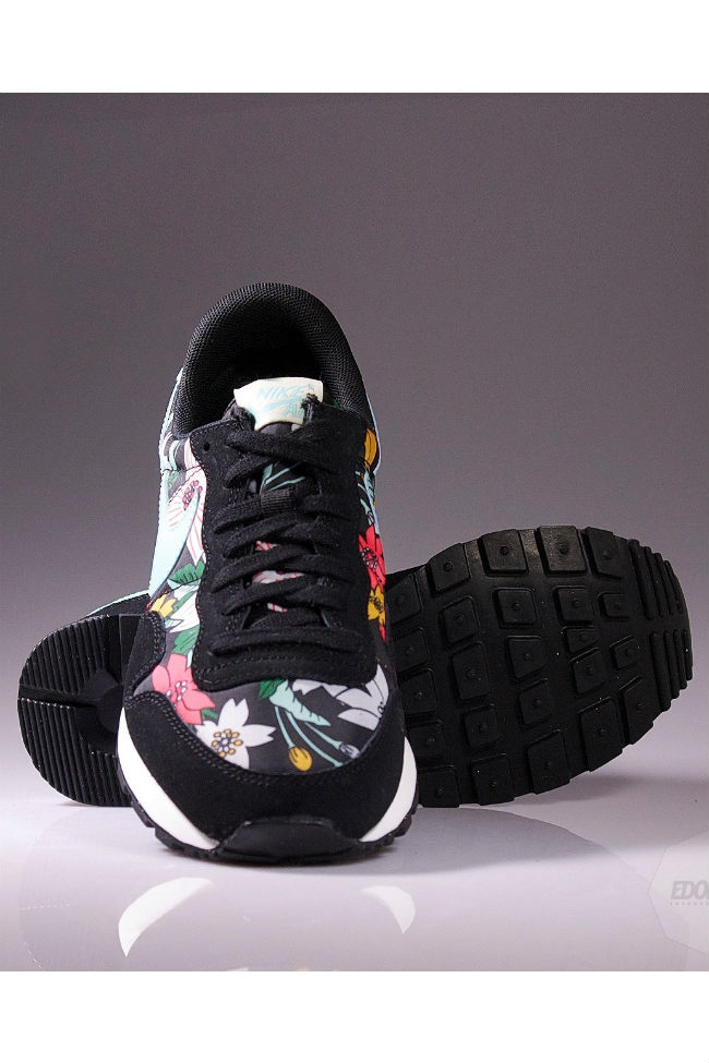 principal pobre Corchete Esta temporada Nike viste sus zapatillas con estampado floral en su  colección "Floral Print" primavera verano 2015 - Modalia.es