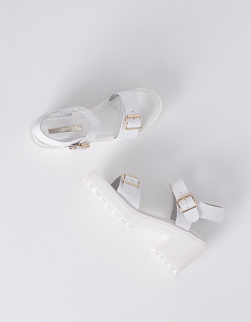 sandalias blancas