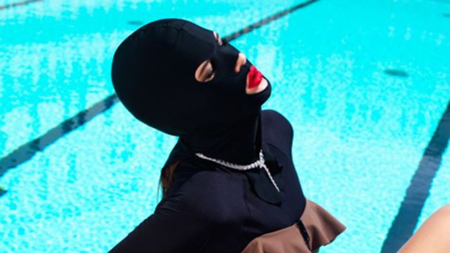 El 'facekini' o una máscara de baño para evitar el moreno: la moda