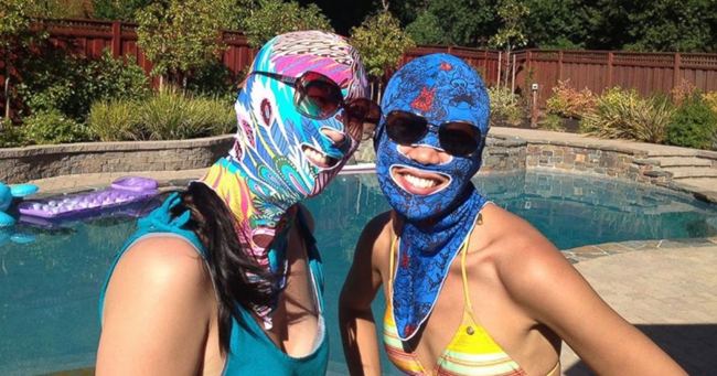 El 'facekini' o una máscara de baño para evitar el moreno: la moda