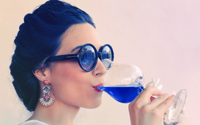bebe vino azul