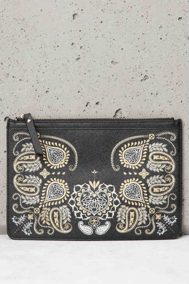 El bolso de mano se convierte en la última tendencia de Bershka este