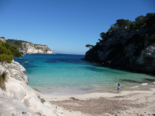 Cala macarelleta desierta en semana santa