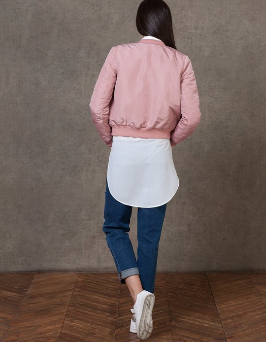 chaquetas bomber regresan a nuestros armarios gracias a la colección de Stradivarius - Modalia.es