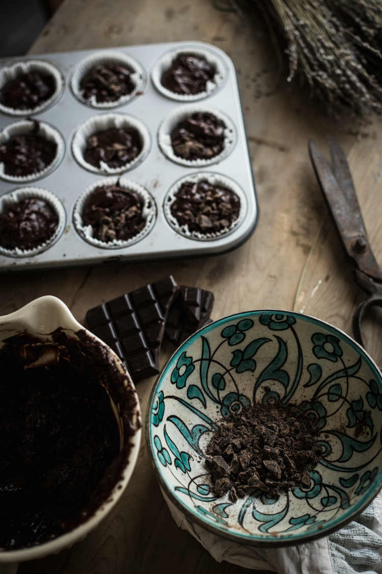 preparación muffins de chocolate negro