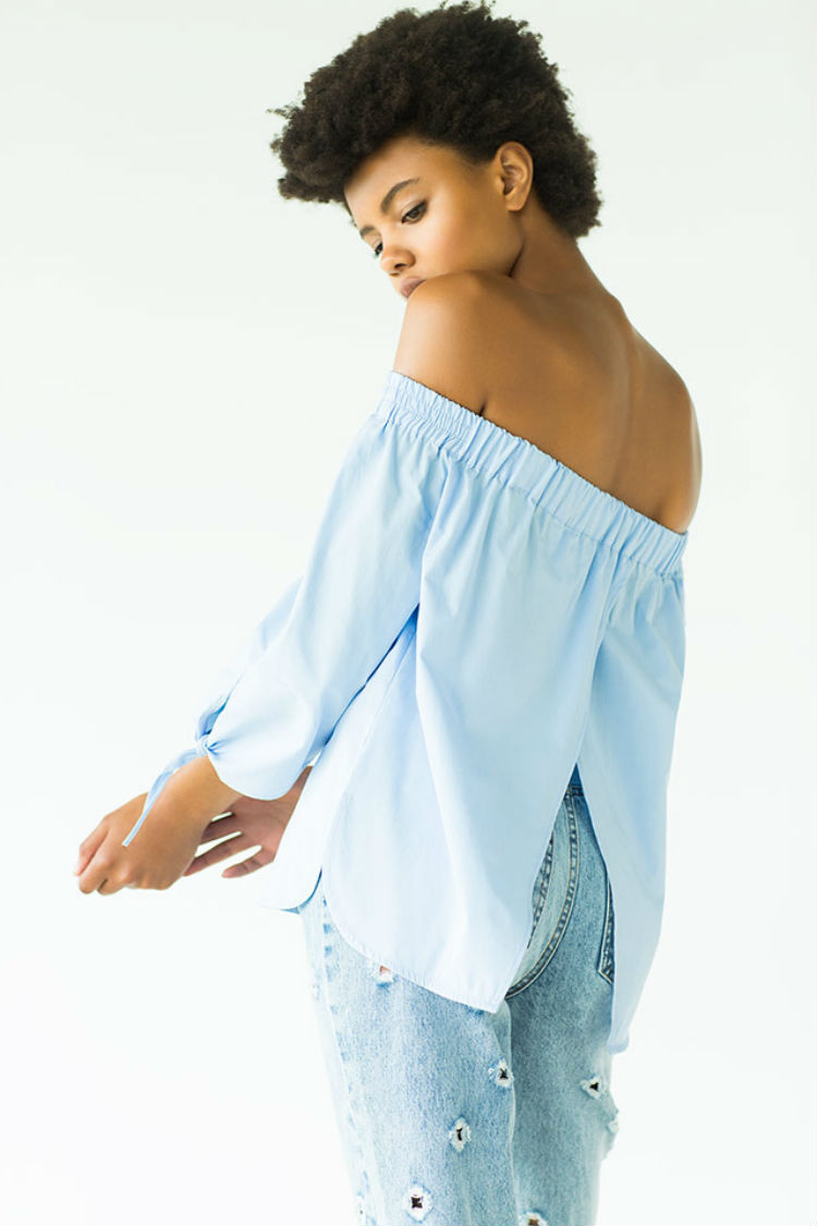 camisa off shoulder azul cielo pull and bear