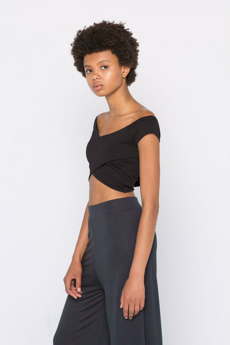 crop top negro cruzado pull&bear