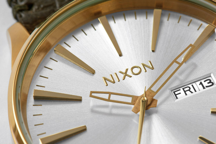 reloj nixon dorado y correa piel