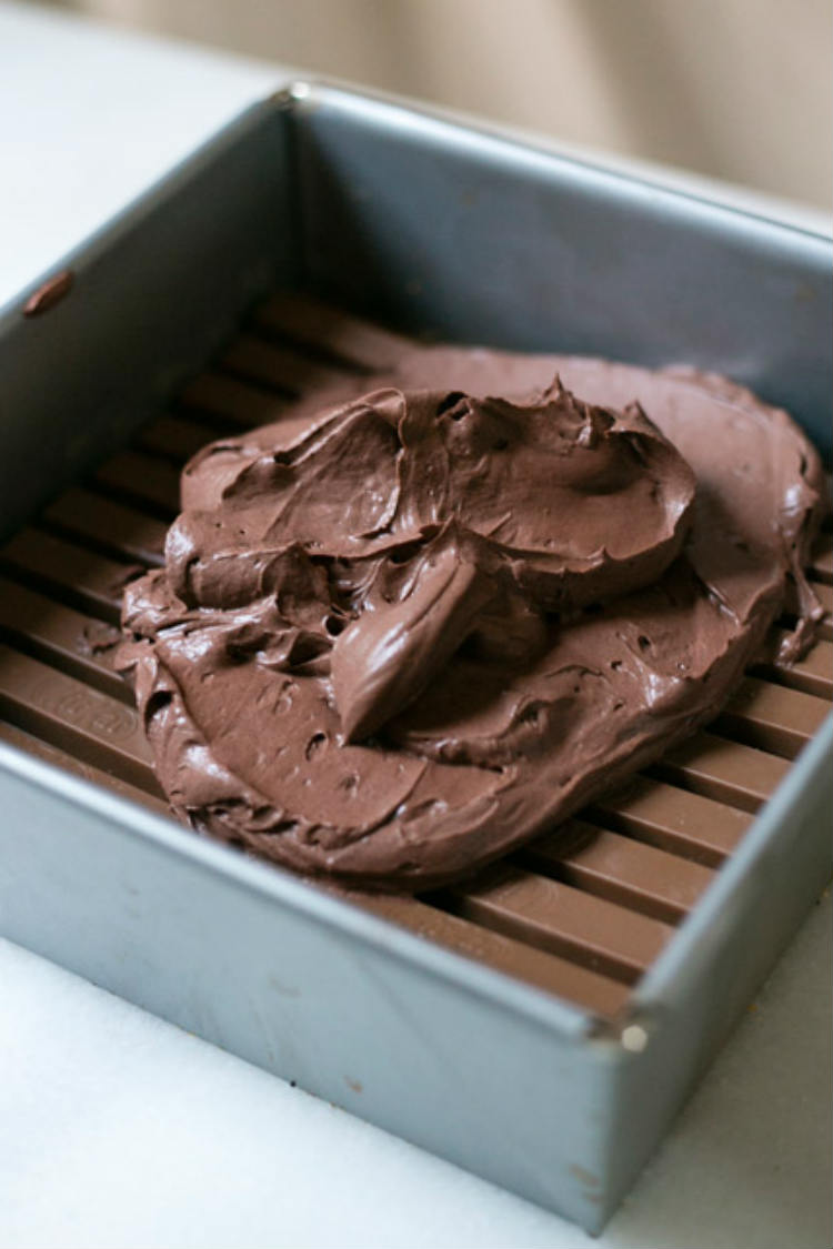 elaboración tarta de queso con chocolate y kit kat