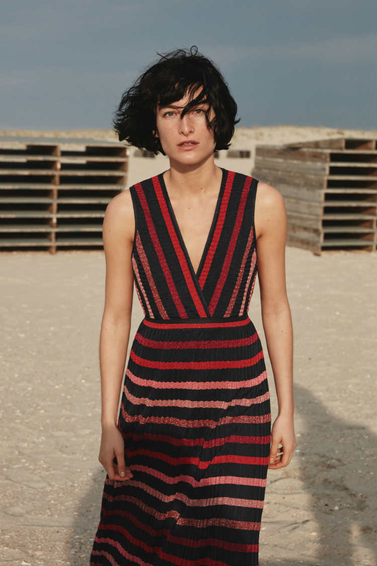 El nuevo lookbook "Knit Dress" de Zara tiene como protagonistas el color rojo, las rayas y los vestidos -