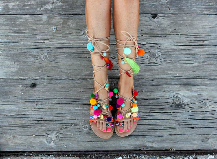 sandalias boho chic pompones y monedas