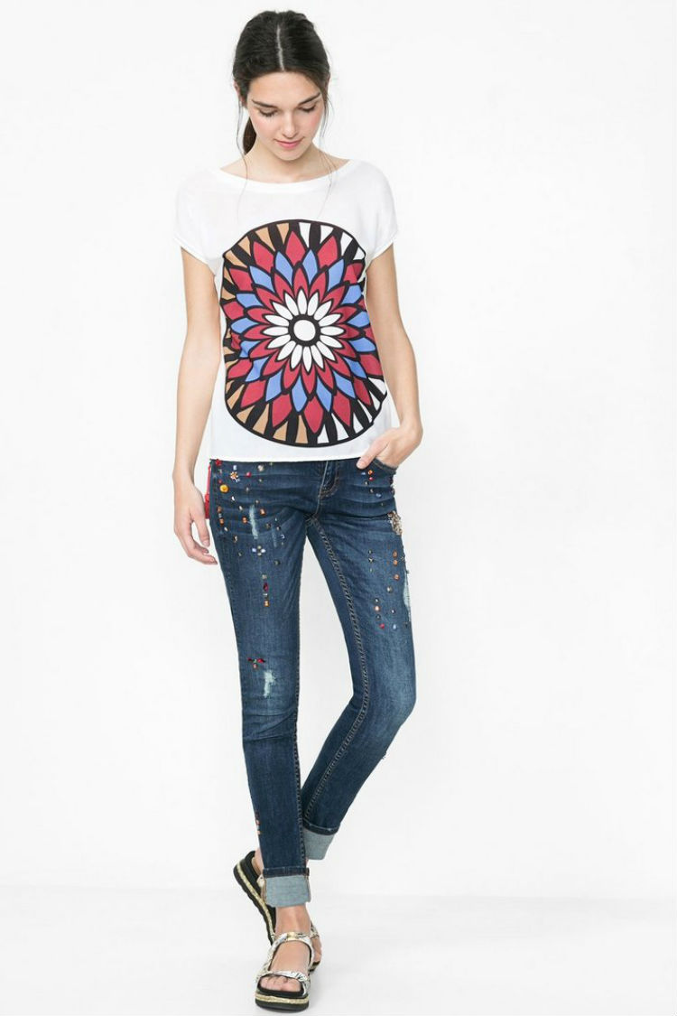 camiseta estampada desigual
