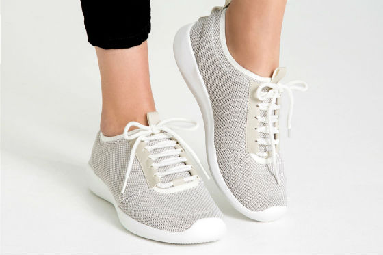 sneakers blancas zara