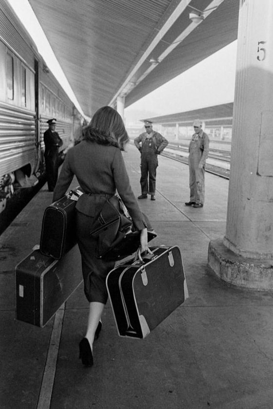 Mujer con maletas en estación