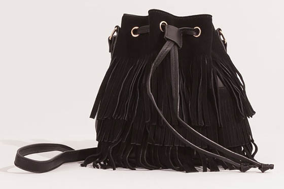 bolso negro pull and bear rebajas