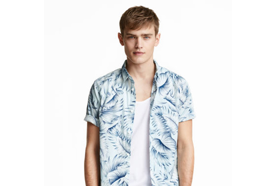 H&M camisa estampada azul celeste hojas