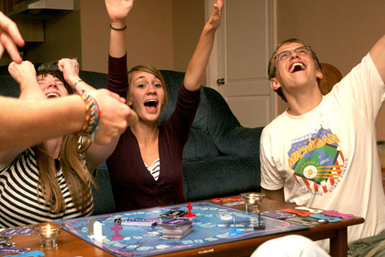Juegos de mesa amigos familia reunidos