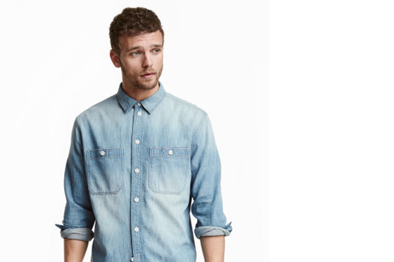 H&M Nuevos Héroes camisa vaquera clara desgastada bolsillos