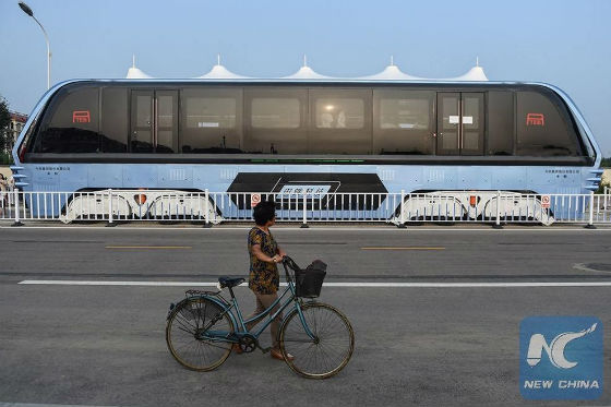 bus-circula-encima-coches-teb