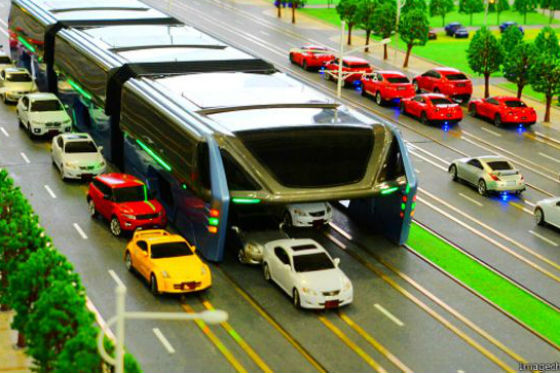 bus-circula-encima-coches-teb