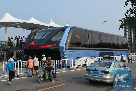 bus-circula-encima-coches-teb
