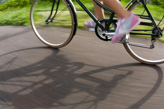 Pedaleo bicicleta ejercicio rodillas espalda