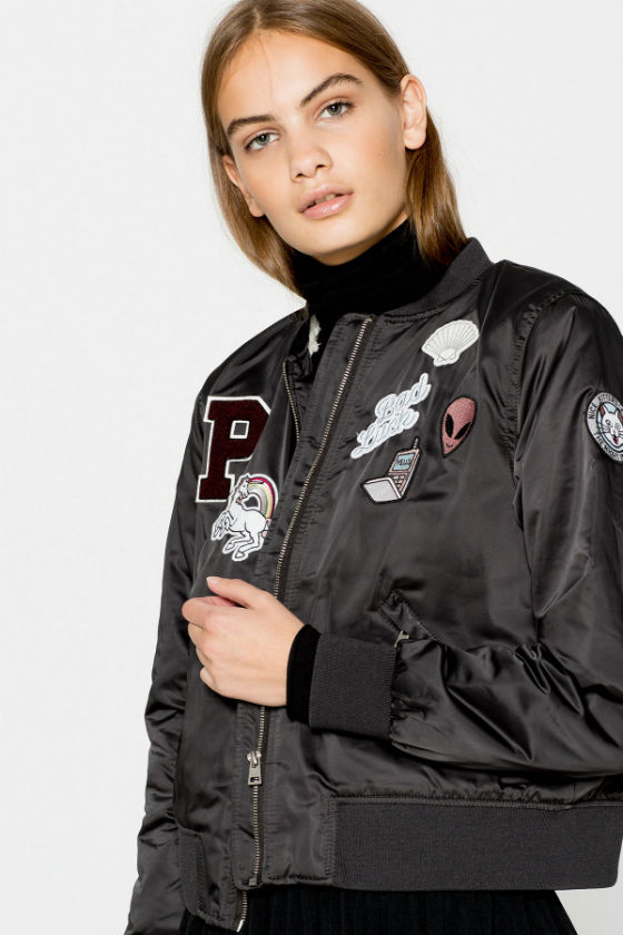 chaqueta bomber negra pull and bear