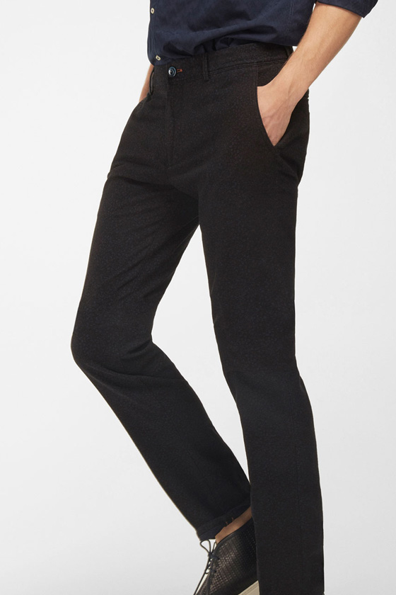 Coleccion Esenciales Massimo Dutti pantalones chinos ajustados