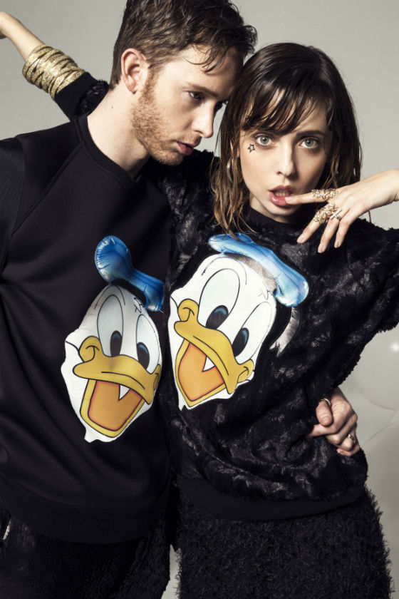 sudadera negra pato donald