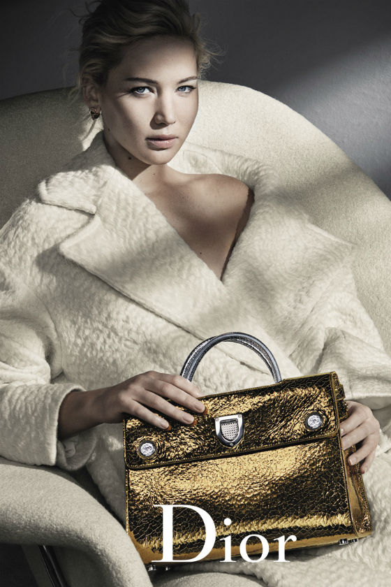 jennifer-lawrence-dior-otoño-2016-bolso-dorado