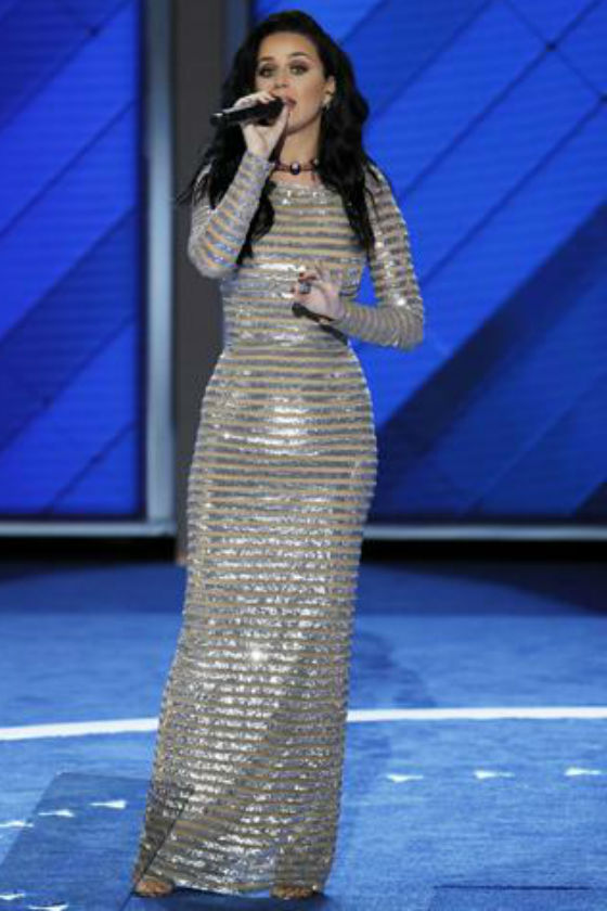 katy-perry-concierto-vestido-metalizado