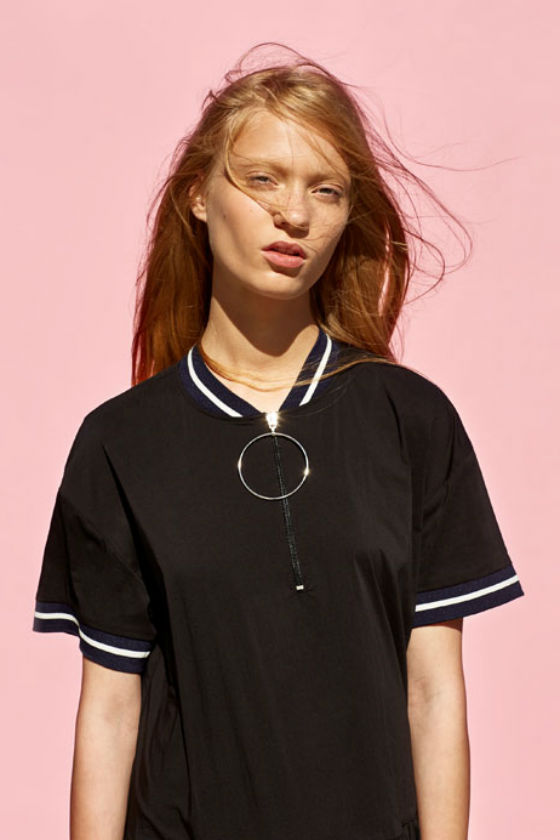 camiseta negra zara