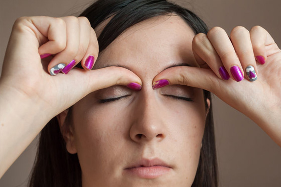 Masaje anti migraña cejas cabeza