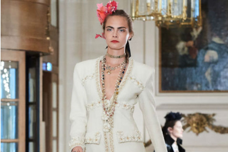 La modelo Cara Delevingne vuelve a desfilar para Chanel