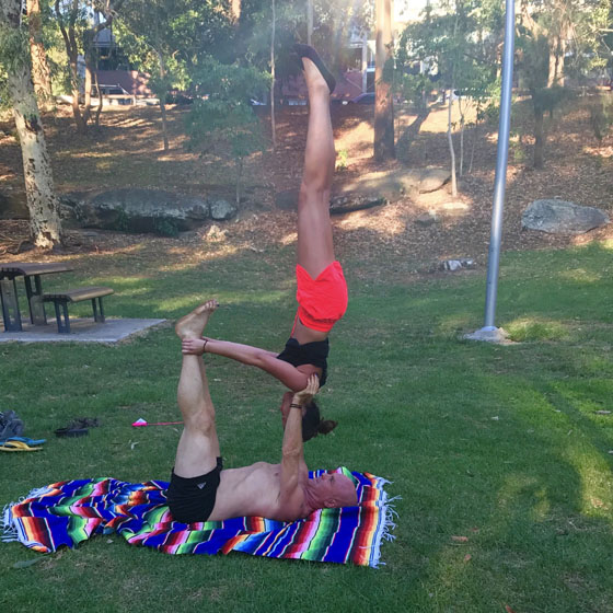 yoga acrobatico beneficios 