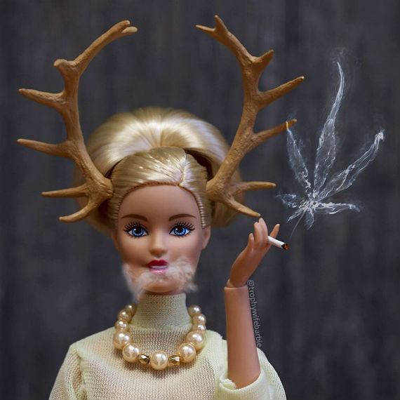  trophy wife barbie fumando