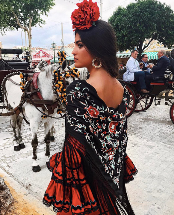 Las famosas en la Feria de Sevilla 2017: rojo, negro y blanco, colores  tendencia en trajes de flamenca 